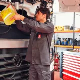 Renault Trucks - Bir tamirci soğutma sıvısı seviyesini kontrol ediyor