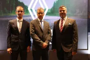 Umit-Goktepe,-Renault-Trucks-Turkiye-Hafif-Ticari-Araclar-Turkiye-Satis-Muduru-&-Mourad-Hedna_Renault-Trucks-Turkiye-Baskani-&-Yusuf-Adiguzel,-Renault-Trucks-Turkiye-Satis-Direktoru