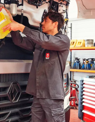 Renault Trucks - Bir tamirci soğutma sıvısı seviyesini kontrol ediyor
