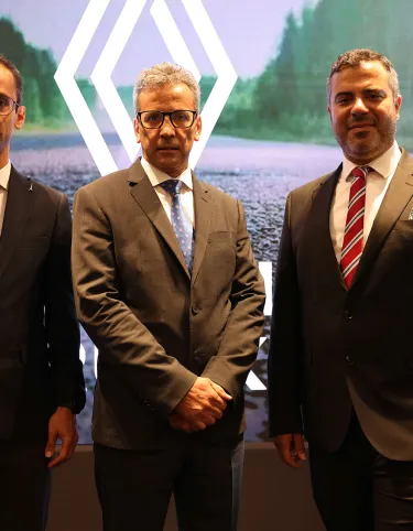 Umit-Goktepe,-Renault-Trucks-Turkiye-Hafif-Ticari-Araclar-Turkiye-Satis-Muduru-&-Mourad-Hedna_Renault-Trucks-Turkiye-Baskani-&-Yusuf-Adiguzel,-Renault-Trucks-Turkiye-Satis-Direktoru
